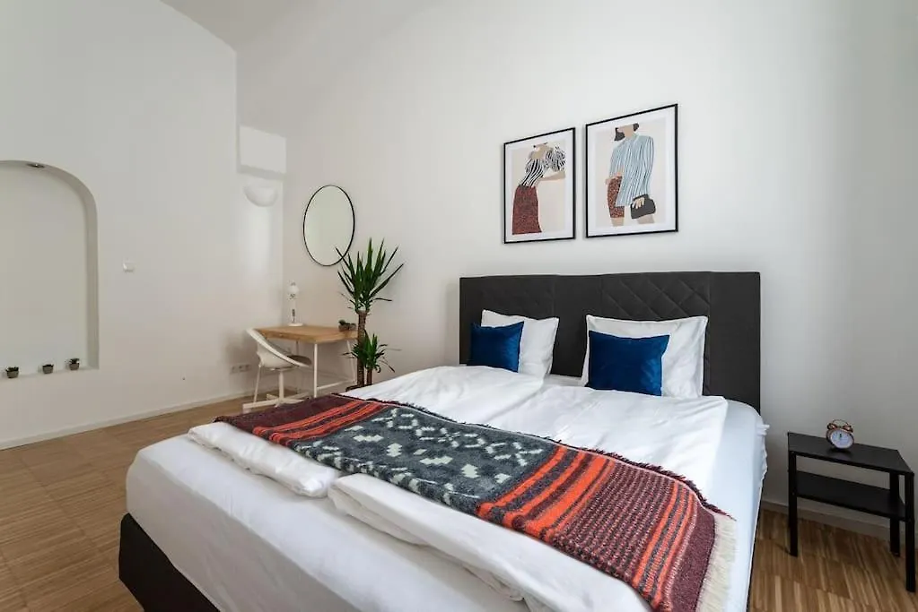 Family 2Br Oasis Steps From City By Hm Vienna Apartment