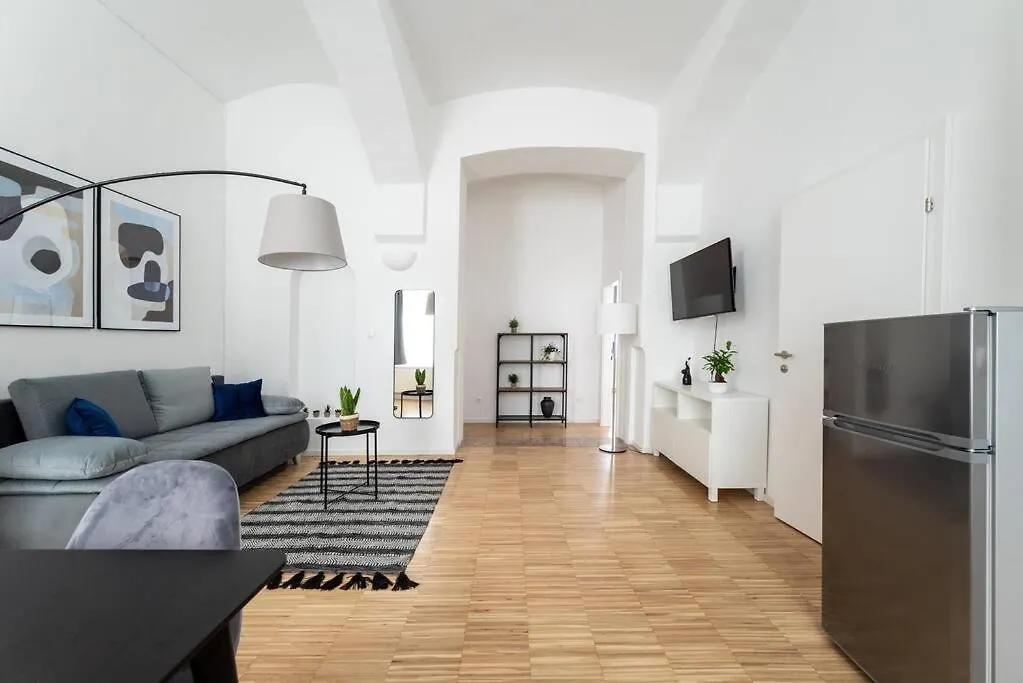 Family 2Br Oasis Steps From City By Hm Vienna Apartment
