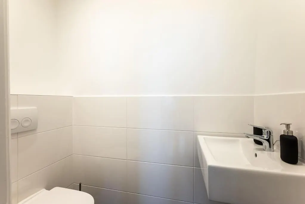 Family 2Br Oasis Steps From City By Hm Vienna Apartment